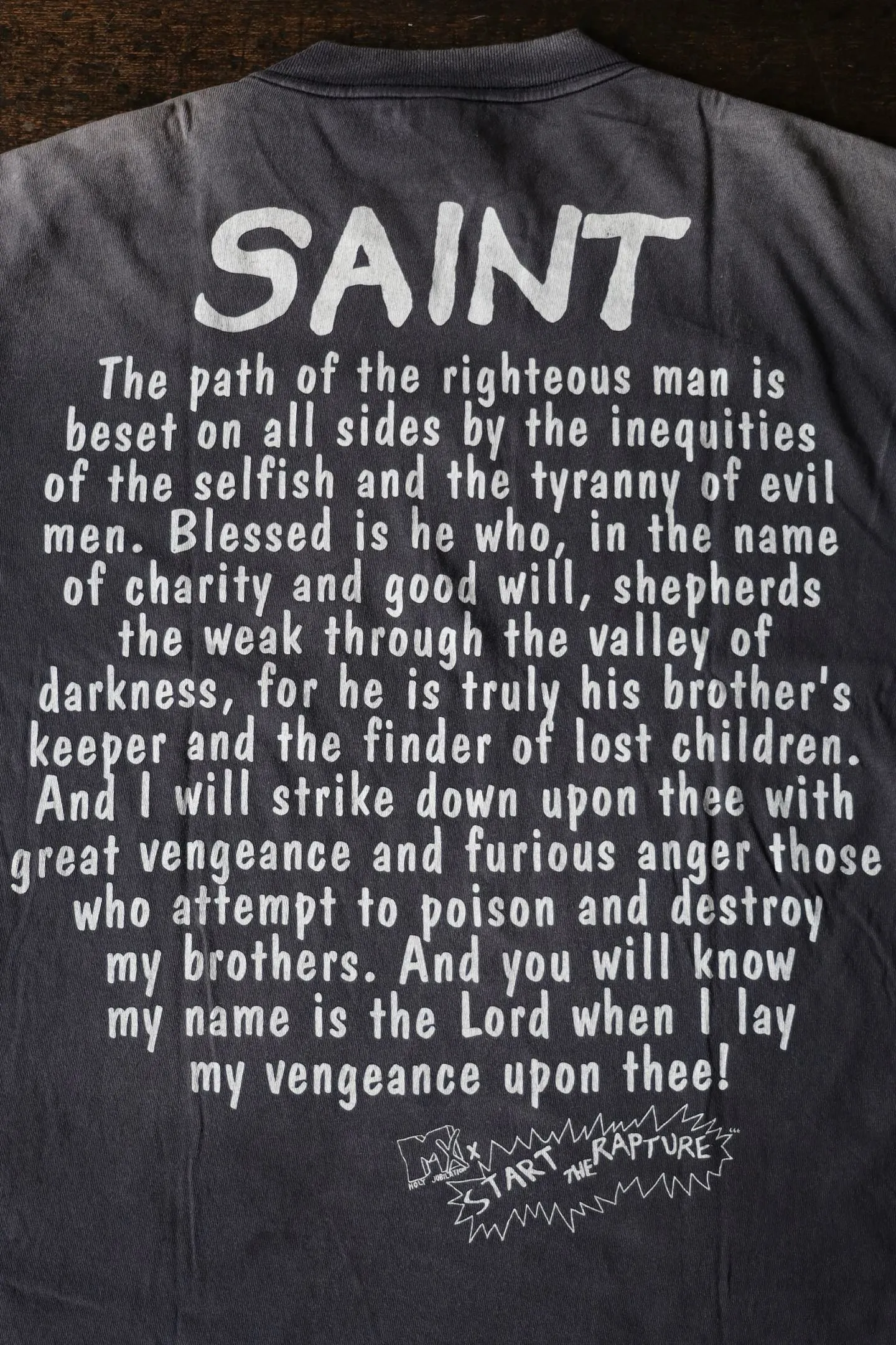 SAINT Mxxxxxx RAPTURE SS TEE/BLK Beavis and Butt-Head anime character TEE. Washed black S-XL. The print is from the characters of the American classic animation "Beavis and Butt-Head". It also pays tribute to the two classic killer characters in "Pulp Fiction". It is very witty and humorous. The whole garment is washed again.